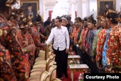 Presiden Jokowi bersalaman dengan beberapa tokoh Papua yang hadir di Istana Merdeka, Jakarta, Selasa, 10 September 2019. (Biro Setpres)