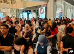 Suasana di luar pusat perbelanjaan pasca gempa bumi di Jakarta, 2 Agustus 2019.