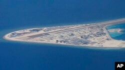Đường băng, các công trình và tòa nhà trên Đá Subi nhân tạo của Trung Quốc, thuộc quần đảo Trường Sa ở Biển Đông. Ảnh chụp từ máy bay vận tải C-130 của Không quân Philippines.
