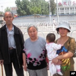 在去美使馆前合影，由左依次是；聂木妮、黄妙玉、聂丽娜