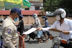 អាជ្ញាធរកំពុងរឹតបន្តឹងការធ្វើដំណើរក្នុងរាជធានីភ្នំពេញ ក្នុងអំឡុងពេលបិទខ្ទប់ក្នុងរាជធានីភ្នំពេញ ដើម្បីទប់ស្កាត់ការឆ្លងរាលដាលនៃជំងឺកូវីដ១៩ នៅថ្ងៃទី១៥ ខែមេសា ឆ្នាំ២០២១។ (កាន់ វិច្ឆិកា/វីអូអេ)