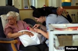 영국 센트럴 잉글랜드의 밀턴 케인스 병원에서 간호사가 환자의 혈액을 채취하고 있다. (자료사진)