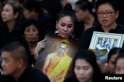 Mourners wait for the start of the funeral procession for Thailand's late King Bhumibol Adulyadej before the Royal Cremation Ceremony in front of the Grand Palace in Bangkok, Oct. 26, 2017.
