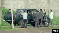 아프리카 세네갈 수도 다카르 도심의 북한 건설 노동자들 숙소에서 노동자들이 건설 현장으로 이동하기 위해 작은 트럭에 타고 있다.