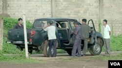 아프리카 세네갈 수도 다카르 도심의 북한 건설 노동자들 숙소에서 노동자들이 건설 현장으로 이동하기 위해 작은 트럭에 타고 있다. (자료사진)