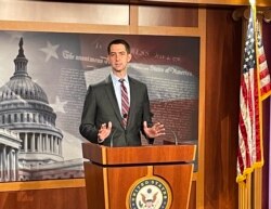 资料照片：共和党参议员汤姆·科顿在国会山召开记者会呼吁拜登行政当局全面抵制北京冬奥会。（2021年11月18日）