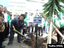 Menteri Lingkungan Hidup dan Kehutanan, Siti Nurbaya, menanam bibit pohon di Kompleks Kampus UNS, Solo (Foto: VOA/Yudha).