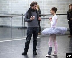 Director Darren Aronofsky and Natalie Portman on the set of BLACK SWAN.