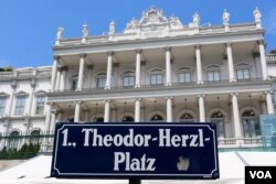Palais Coburg, Vienna, 12 Juli 2015. (Brian Allen/VOA)