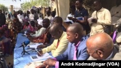 Les responsables de la plate-forme syndicale revendicative face à leurs militants à la bourse de travail de N'Djamena, le 24 février 2018. (VOA/ André Kodmadjingar)