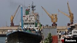 Une vue du port de Djibouti, le 26 février 2006. REUTERS/Ahmed Jadallah