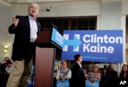 លោក Tim Kaine (ធីម ខេន) សមាជិក​ព្រឹទ្ធសភា​ពី​រដ្ឋ Virginia និង​ជា​បេក្ខជន​អនុប្រធានាធិបតី​ខាង​គណបក្ស​សាធារណរដ្ឋ ថ្លែង​ទៅ​កាន់​អ្នក​គាំទ្រ​នៅ​ក្នុង​អំឡុង​ការ​ជួប​ជុំ​គ្នា​រមួយរបស់​អ្នក​គាំទ្រ​នៅ​ទី​ក្រុង Greensboro រដ្ឋ​ North Carolina កាល​ពី​ថ្ងៃ​ពុធ ទី​៣ ខែ​សីហា ឆ្នាំ​២០១៦។​(AP Photo/Chuck Burton)