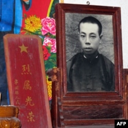 袁文才终获平反，他的家属也得到政府颁发的“烈属光荣”牌。