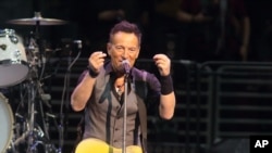 Bruce Springsteen tahun 2016 membatalkan konsernya di North Carolina karena negara bagian itu memiliki aturan yang diskriminatif terhadap kelompok LGBT. (Foto: Dok)
