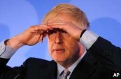 Arhiva - Borsi Džonson gestikulira nakon što je zvanično započeo svoju kampanju za lidera Koznervativne partije, u Londonu, 12. juna 2019.