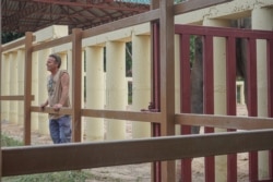 គ្រូបង្វឹក​ និង​សហ​ស្ថាបនិក​នៃ​ Save the Elephant Foundation​ លោក Darrick Thomson កំពុង​ជួយ​កសាង​ទំនាក់​ទំនង​រវាង​ដំរី​ឈ្មោះ​កាវ៉ាន​ (Kaavan) និង​ដំរី​ញី​នៅ​កម្ពុជា​ នៅ​ដែន​ជម្រក​សត្វព្រៃ​នៅ​កម្ពុជា​ ខេត្ត​ឧត្តរមានជ័យ​ នៅ​ថ្ងៃទី​០១ ខែធ្នូ​ ឆ្នាំ​២០២០។ (ខាន់ សុគុំមនោ/វីអូអេ)​