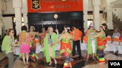 Sejumlah turis penumpang kapal pesiar Seabourn Odyssey ikut menari Langgeng Surabaya bersama para penari. (VOA/Petrus Riski)
