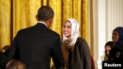 Rais Obama akisalimiana na Samantha Elauf