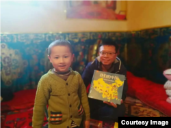 汉人“大哥哥”给维吾尔儿童送来图书《我们的中国》(白道仁提供）
