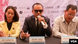 លោក ហ៊ូ រេមី ប្រធានមហោស្រពភាពយន្តខ្លីចតុមុខឆ្នាំ២០១៦ ថ្លែងអំពីការប្រកួតកុនខ្នាតខ្លីនៅក្នុងសន្និសិទសារព័ត៌មាននៅថ្ងៃសុក្រទី០៨ ខែកក្ដដា ឆ្នាំ ២០១៦ នៅរាជធានីភ្នំពេញ។ (ឡេង ឡែន/VOA)