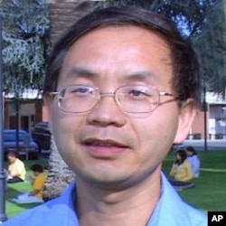 在美国修炼法轮功的科学家屈政(音译)