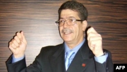 İran Azərbaycanında milli hərəkatın ilk liderlərindən olan Dr. Mahmudəli Çöhrəqanlı sərt basqılardan sonra 2002-ci ildə vətəni tərk etməyə məcbur olub