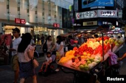 지난해 타이완 타이페이 서문정 상업지구에서 시민들이 걷고 있다.