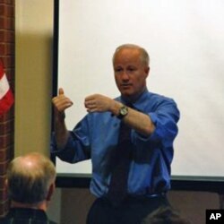 众议员考夫曼在选民市镇大会上讲话