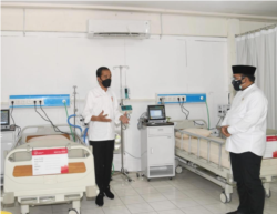 Presiden didampingi Menteri Agama meninjau Persiapan RS Darurat Wisma Haji. (Foto: Courtesy/Biro Pers)