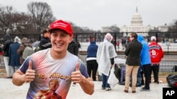 Neke Trampove pristalice u ranim jutarnjim satima su došle na Nacionalni travnjak čekajući početak inauguracije...