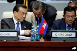 រូបឯកសារ៖ លោក Li Keqiang នាយករដ្ឋមន្ត្រី​ចិន​ (ឆ្វេង) ពិភាក្សា​ជាមួយ​លោក Wang Yi រដ្ឋមន្ត្រី​ការ​បរទេស​ចិន (កណ្តាល) ខណៈ​ដែល​លោក​និង​លោក​នាយករដ្ឋមន្ត្រី​ ហ៊ុន សែន ចូល​រួម​នៅ​ក្នុងពិធី​បើក​កិច្ច​ប្រជុំ​កំពូល​អាស៊ី-អឺរ៉ុប​នៅ​ទី​ក្រុង​អ៊ូឡង់បាទ័រ (Ulaanbaatar) ប្រទេស​ម៉ុងហ្គោលី កាល​ពី​ថ្ងៃ​ទី​១៥ ខែ​កក្កដា​ ឆ្នាំ​២០១៦។ (Damir Sagolj/Pool Photo via AP)