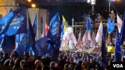 The blue and gold flag of the European Union has replaced the Orange flags of 2004. (Henry Ridgwell/for VOA)
