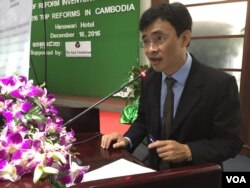 លោក​ ជី ទេរិទ្ធិ​ នាយក​កម្មវិធី​នៃ​មូលនិធិ​អាស៊ី​ ថ្លែង​ស្វាគមន៍​ចំពោះ​ការ​រក​ឃើញ​កំណែ​ទម្រង់​ទាំងបី​ ដែល​ធ្វើ​ឡើង​ដោយ​កម្មវិធី​«​គំនិត​ផ្តួច​ផ្តើម​ចង​ក្រង​បញ្ជី​កំណែ​ទម្រង់​នៃ​មូល​និធិ​អាស៊ី​» នៅ​រាជធានី​ភ្នំពេញ កាលពី​ថ្ងៃ​សុក្រ ទី១៦​ ខែធ្នូ​ ឆ្នាំ២០១៦។ (ហ៊ុល រស្មី/VOA)