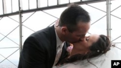 This couple married high up on the Empire State Building in New York on Valentine's Day.