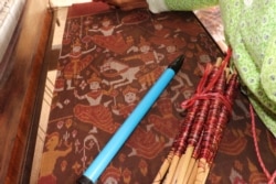 ឧបករណ៍តម្បាញហូលពិតាននៅក្នុង ឃុំស្លា ស្រុកសំរោង ខេត្តតាកែវ សម្រាប់សមាគមកីខ្មែរ កាលពីថ្ងៃទី ២៧ ខែតុលា ឆ្នាំ២០២០។(ផនបុប្ផា/វីអូអេ)