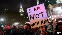 Ratusan demonstran anti-Trump melakukan aksi protes di luar gedung 'Trump Tower' milik Donald Trump di New York (9/11).