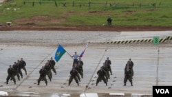 中亚安全只能依靠俄罗斯？俄军秀肌肉，今年夏季俄空降兵在莫斯科郊外表演。（美国之音白桦拍摄）