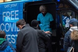 Tes COVID-19 di lokasi pengujian pop-up di tengah merebaknya varian Omicron di Manhattan, New York City, AS, 27 Desember 2021. (REUTERS/Jeenah Moon)