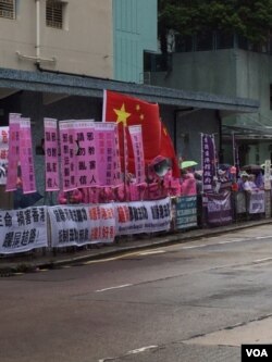 反法轮功组织的阵容 （美国之音记者申华拍摄）