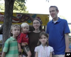 ANGEL (中) 称自己一家是热狗家庭