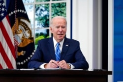 جو بایدن در حال گفتگو با تیم کارگروه کرونا در کاخ سفید - ۶ دی ۱۴۰۰