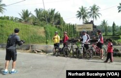 Sejumlah pesepeda berfoto di depan Candi Ngawen yang menjadi daya tarik desa ini.