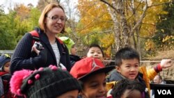Leigh Mays takes her 1st grade class to see the baby panda at the National Zoo, Washington, D.C., Nov. 21, 2013. Photo: David Byrd/VOA