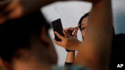 Remaja-remaja pekerja seks di Bandung, Jawa Barat. (AP/Dita Alangkara)