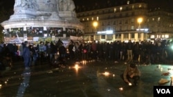 People return to the Place de la Republique in Paris square in Paris, France after panic spread about another possible attack, Nov. 15, 2015. (Photo - D. Schearf/VOA)