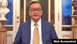 លោក សម រង្ស៊ី អតីតប្រធានគណបក្ស​សង្គ្រោះជាតិ ថ្លែង​ទៅកាន់អ្នកគាំទ្រគណបក្សតាមរយៈវីដេអូបង្ហោះតាមប្រព័ន្ធអ៊ីនធឺណិត ពីប្រទេសអ៊ីតាលី កាលពីថ្ងៃទី៣០ ខែតុលា ឆ្នាំ២០១៧។ (រូបដកស្រង់ពីវីដេអូ)