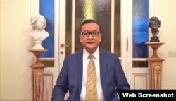 លោក សម រង្ស៊ី អតីតប្រធានគណបក្ស​សង្គ្រោះជាតិ ថ្លែង​ទៅកាន់អ្នកគាំទ្រគណបក្សតាមរយៈវីដេអូបង្ហោះតាមប្រព័ន្ធអ៊ីនធឺណិត ពីប្រទេសអ៊ីតាលី កាលពីថ្ងៃទី៣០ ខែតុលា ឆ្នាំ២០១៧។ (រូបដកស្រង់ពីវីដេអូ)