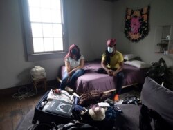 Saudara dan teman sedang membenahi pakaian Dylan Sada di rumahnya. (Foto: Courtesy/Vieda Djuliarso)