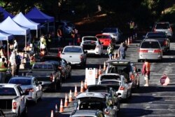 Warga AS menunggu di kendaraan mereka saat pendistribusian makanan drive-thru yang diselenggarakan oleh Bank Makanan Regional Los Angeles, akibat terdampak pandemi Covid-19. (Foto: dok).