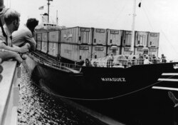 រូបឯកសារ៖ នាវប្រយុទ្ធ USS Harold E. Holt ត្រៀមចេញដំណើរដឹកសម្ភារៈនានាសម្រាប់ប្រតិបត្តិការសឹក​ម៉ាយ៉ាហ្កេ (SS Mayaguez) កាលពីខែឧសភា ឆ្នាំ១៩៧៥។